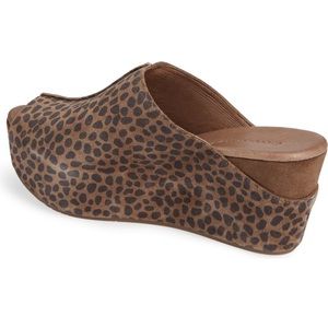 NWOT Chocolat Blu Wynn Peep Toe Mule